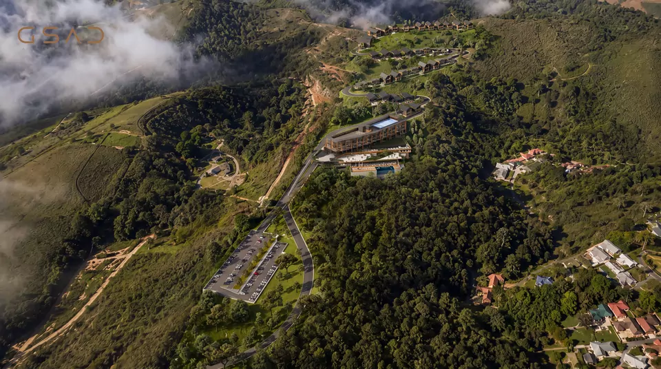 Vista aérea do empreendimento na encosta, cercado pela Mata Atlântica
